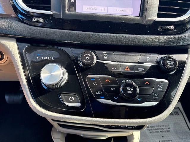 2022 Chrysler Voyager LX