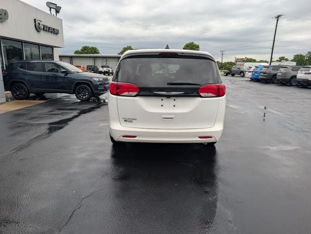 2022 Chrysler Voyager LX